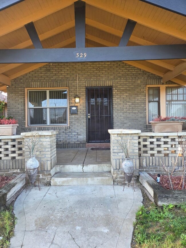 Building Photo - Two bedroom Charmer