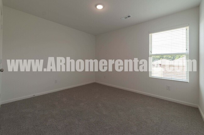 Building Photo - Large 4 Bedroom Home!