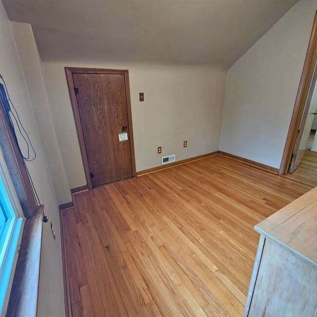 Building Photo - This charming 3-bedroom, 1.5-bathroom hous...