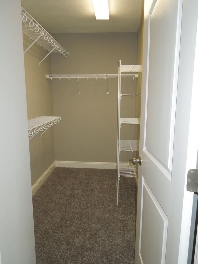 Building Photo - Quality 3 BR Townhome; Convenient to Med C...