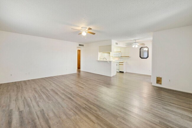 Building Photo - Moon Valley Townhouse at 7th and T-Bird!