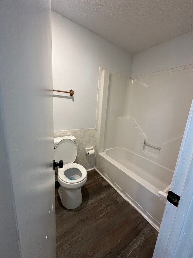 Building Photo - WELCOME HOME! Cute 2 Bedroom 1 Bathroom with Garage!