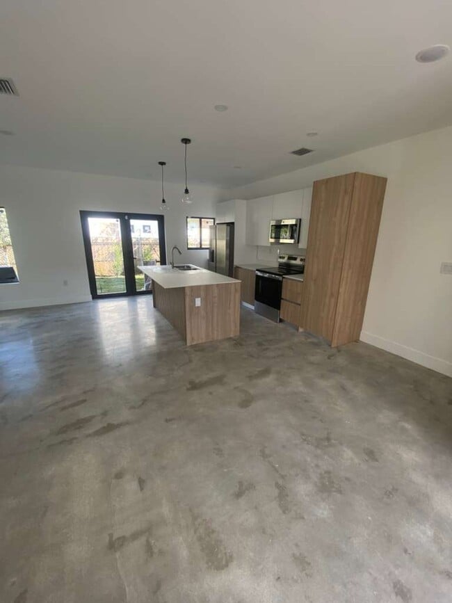 Building Photo - 6233 NW 20th Ave