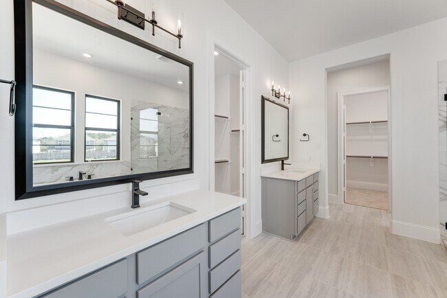 Building Photo - 12016 Royal Oaks Banner Wy