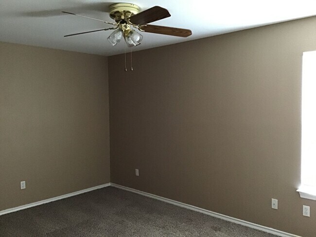 Building Photo - 2/2/2 LAWNCARE INCLUDED - near Hospital Di...