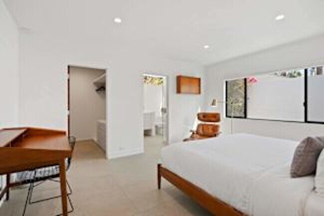 Building Photo - 5 bedroom 5 bath Available for Short Term ...