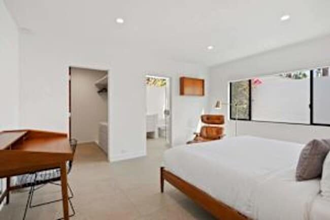 Building Photo - 5 bedroom 5 bath Available for Short Term Rental