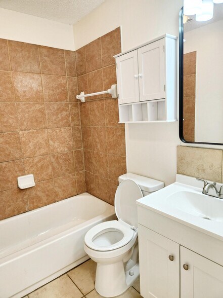 Hall bath - 111 Meteor Dr