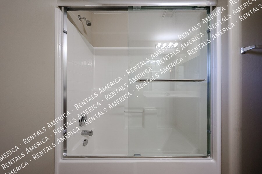 Building Photo - 2472 E Boston St