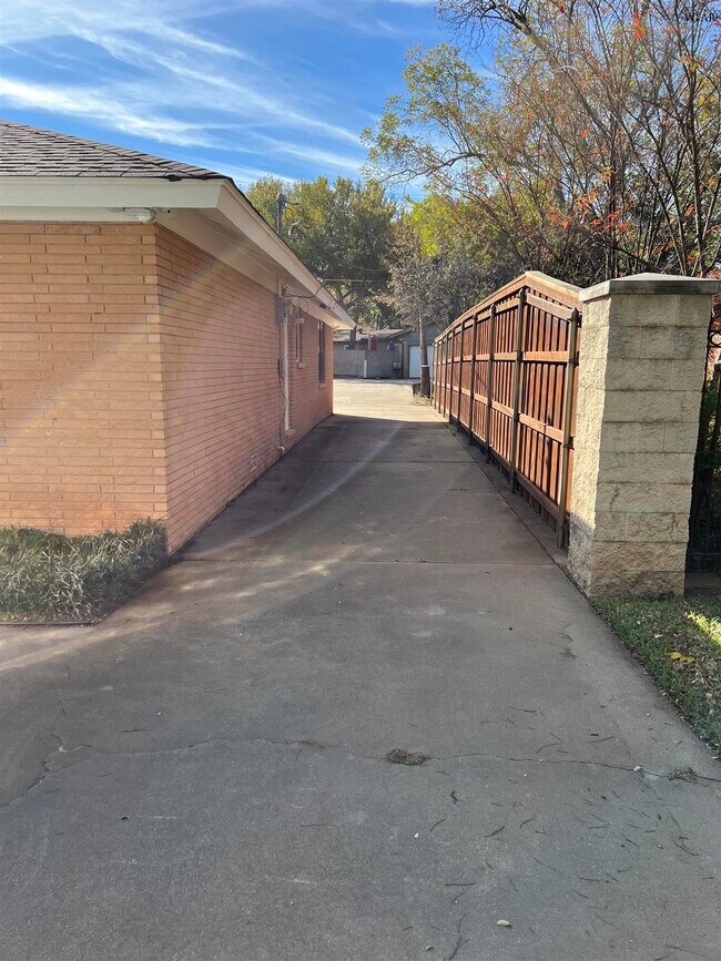 Building Photo - 2411 Clayton Ln