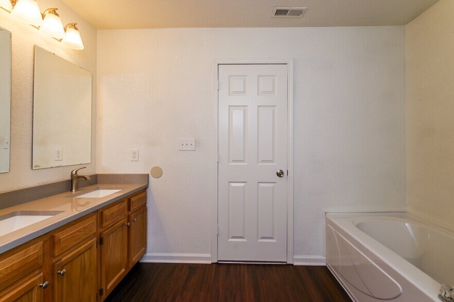 Building Photo - 304 E Pine Ridge Dr