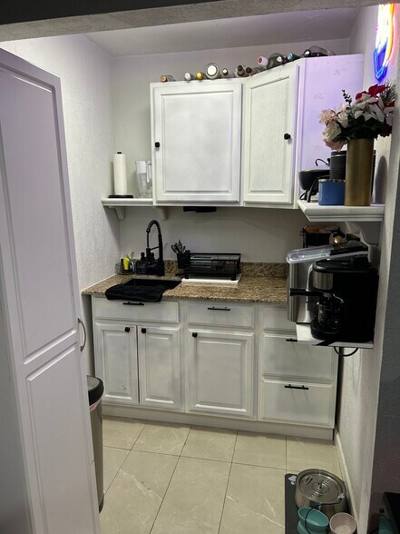 Building Photo - 315 W 41st St