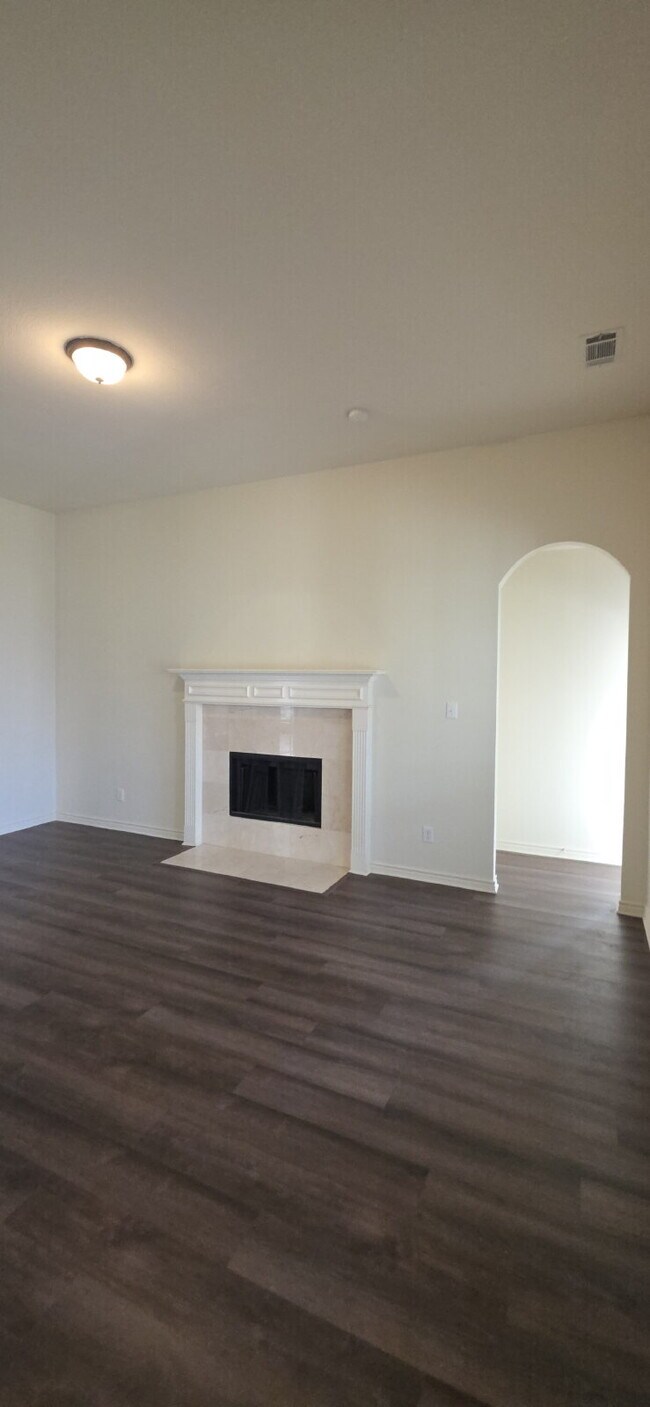 Building Photo - Recently remodeled 4 bedrooms, 3 bathrooms and move-in ready!