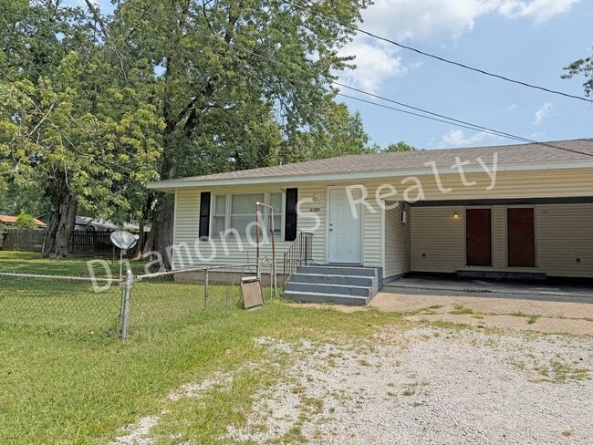 Building Photo - Howard Duplex