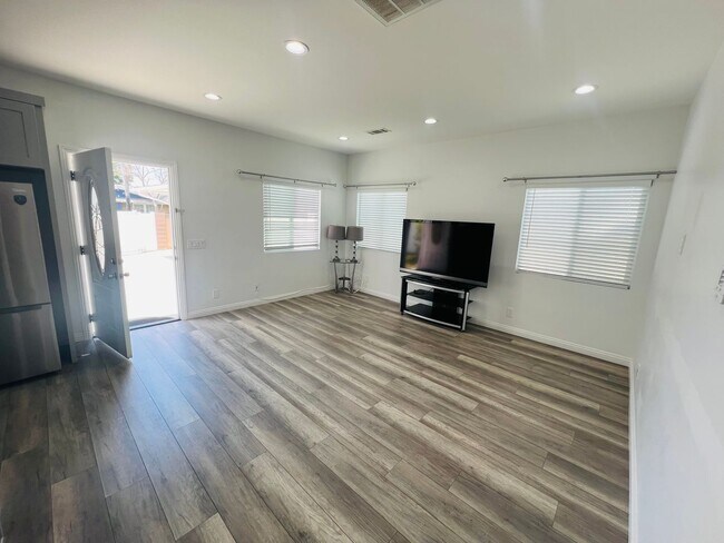 Building Photo - 1830 W Bernardy Pl
