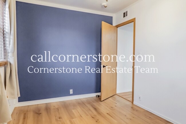 Building Photo - 411 E Cheyenne Rd