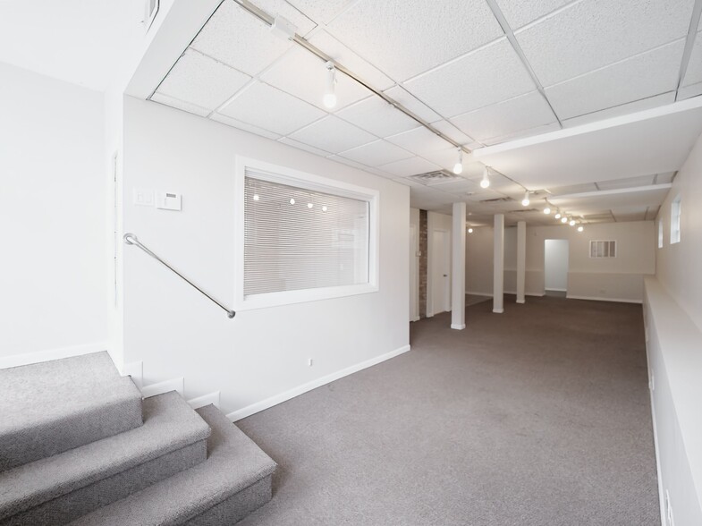 Building Photo - 4344 N Western Ave
