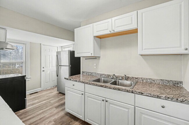 Building Photo - Beautiful 2 Bedroom 1 Bathroom Home in Kansas City!