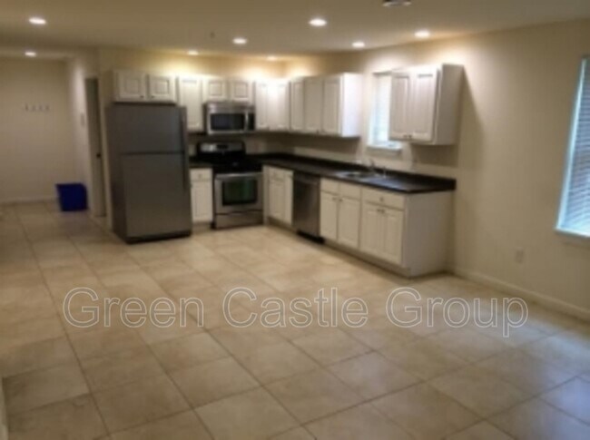 Building Photo - 323-325 College Street, Unit 2