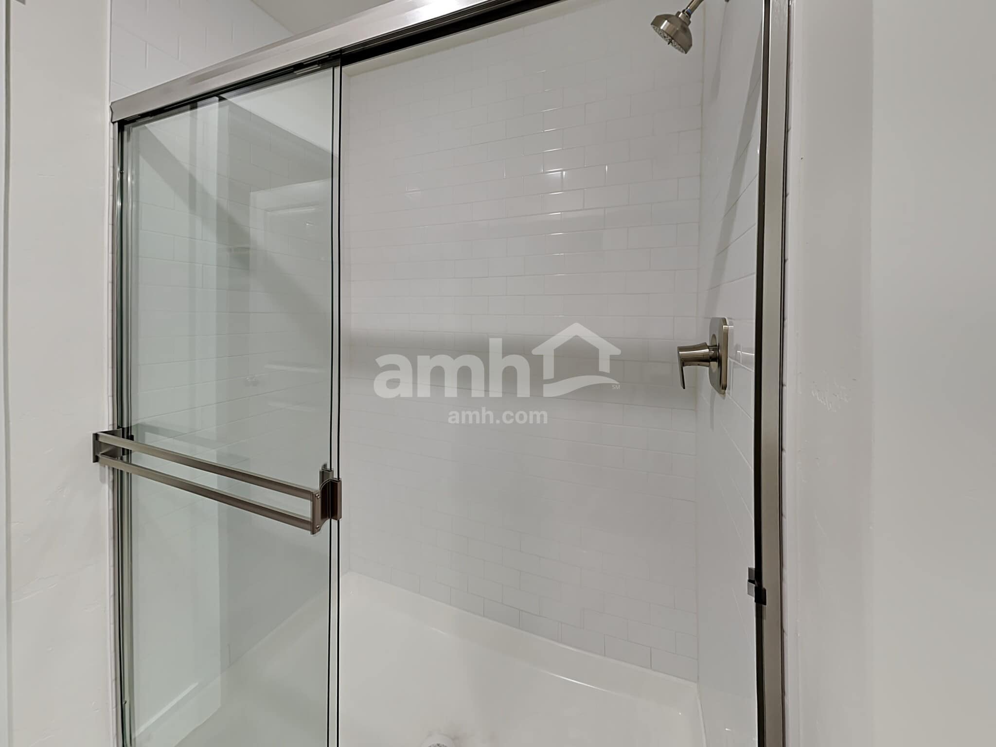 Building Photo - 1366 N Barkvine Ave