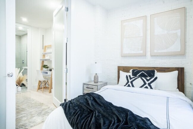 Building Photo - 402 E 11th St