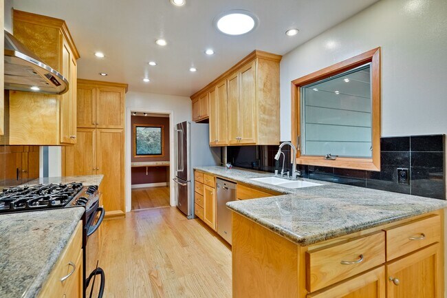 Building Photo - Excellent 3 Bedroom 2 Bath In A Great Neig...