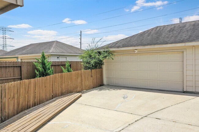 Building Photo - 16783 Mammoth Springs Dr