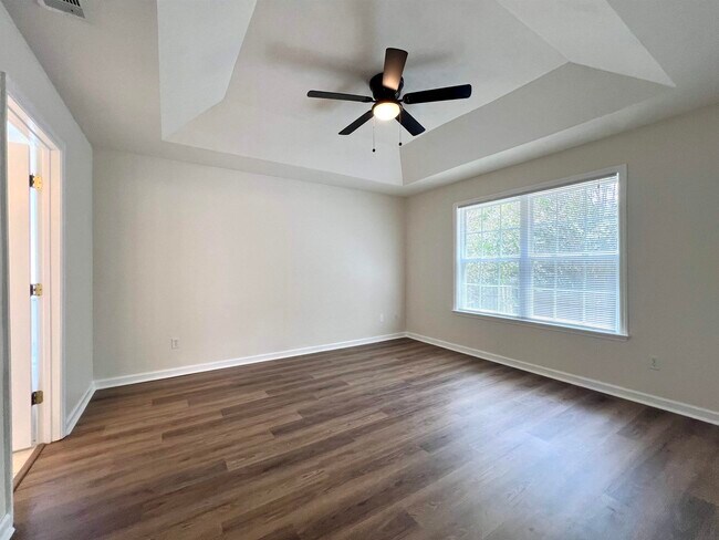Building Photo - 2031 Sunny Dale Dr