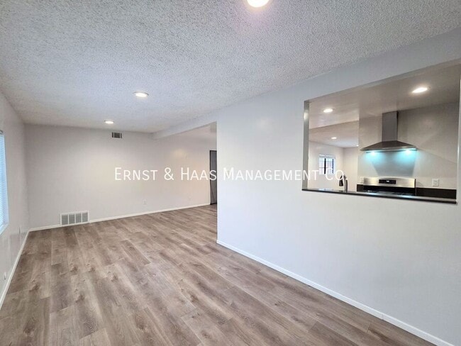 Building Photo - 904 S Kenmore St