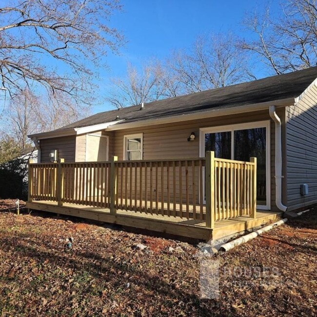 Building Photo - 10 River Ct