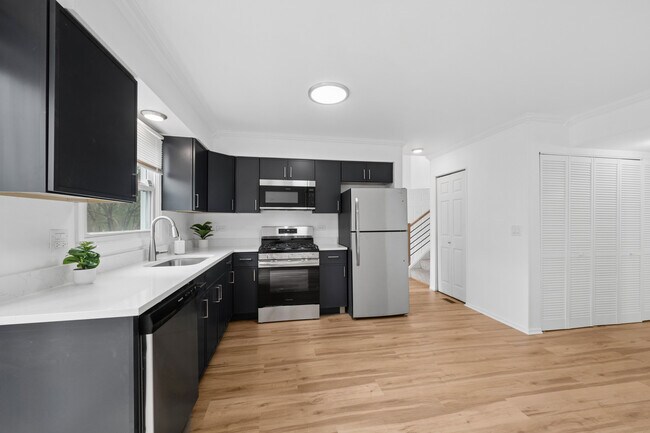 Building Photo - 1553 Brandywyn Ct N