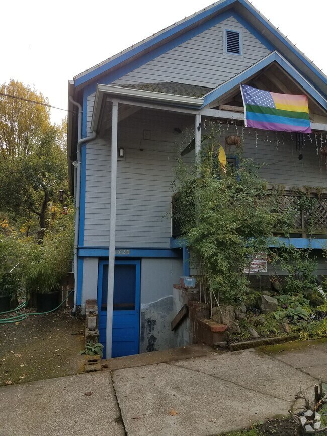 Building Photo - Newly Renovated + Sunny & Bright, 2 Bedroo...