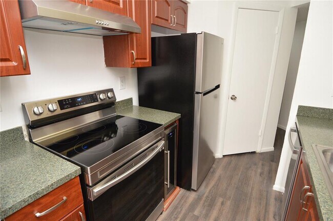 Building Photo - 8742 Mallard Reserve Dr