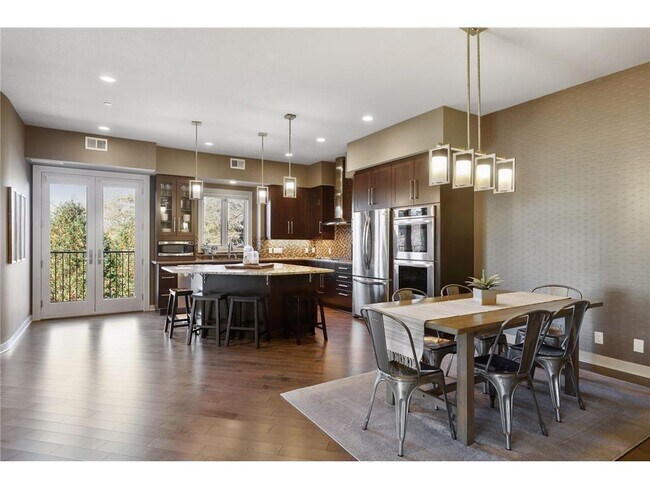 Building Photo - 555 Oak Ridge Pl
