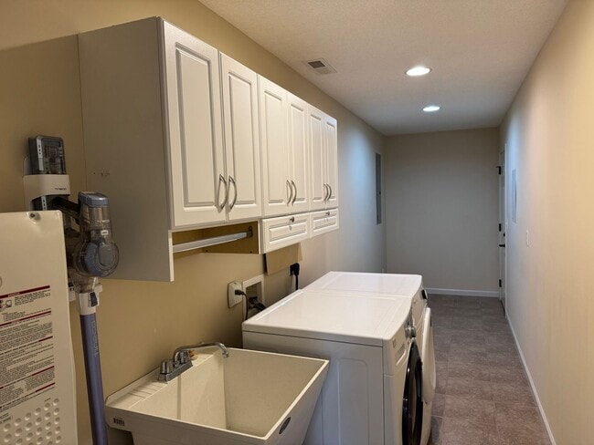 Building Photo - Weaverville - Well Kept Townhome with Flex Space