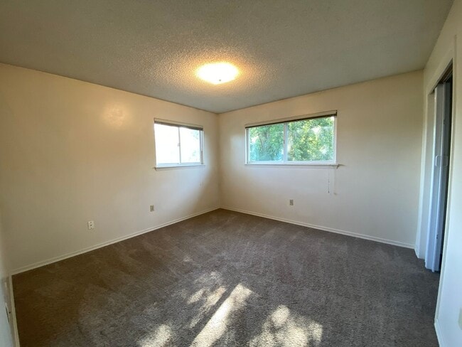 Building Photo - Spacious 3 Bedroom 1.5 Bath Duplex