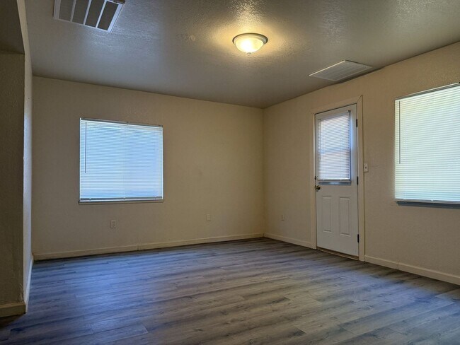 Building Photo - Charming and newly upgraded home. AVAILABL...