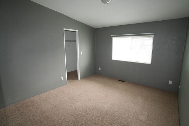 Building Photo - 3 bed 2 bath home with fireplace