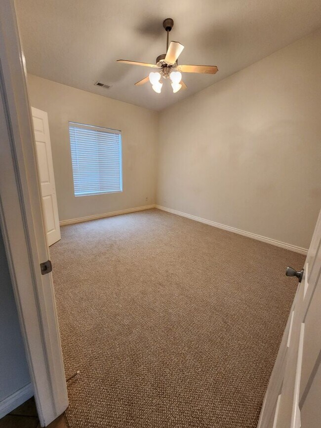 Building Photo - The Seasons @ Mesa Hills 3 bed/2 bath