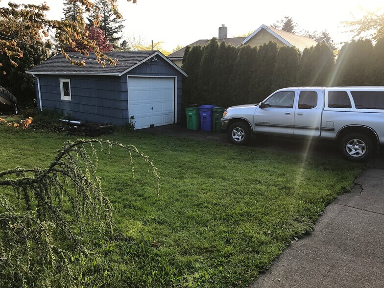 Building Photo - 6005 NE Failing St