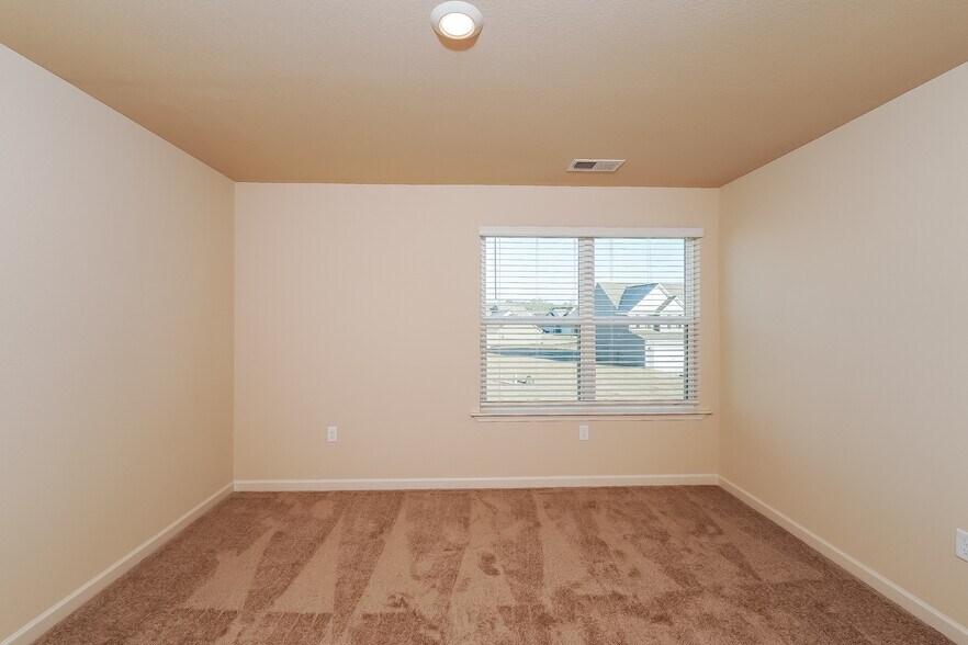 Building Photo - 530 Clover Cir