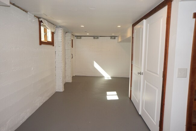 Building Photo - Amazing two bedroom sellwood beauty!