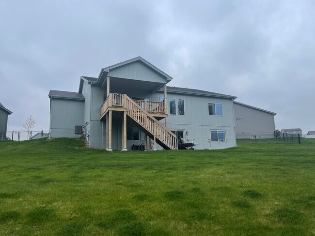 Building Photo - Large Home in Bellevue for Rent!