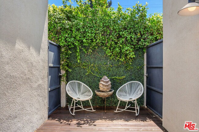 Building Photo - 321 Laurel Ave