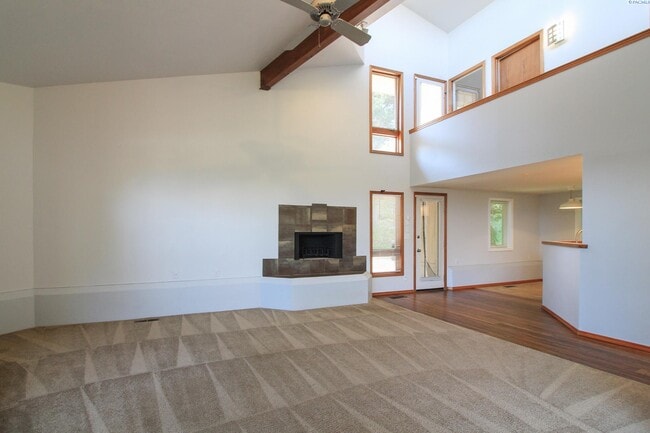 Building Photo - 4 Bed/2 Bath + an Office Richland House