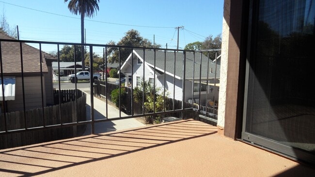 Building Photo - Clark 157-161