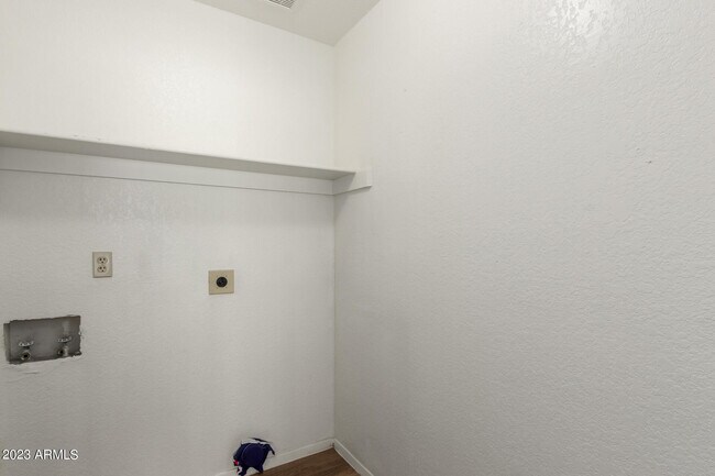 Building Photo - 7331 W Paradise Dr