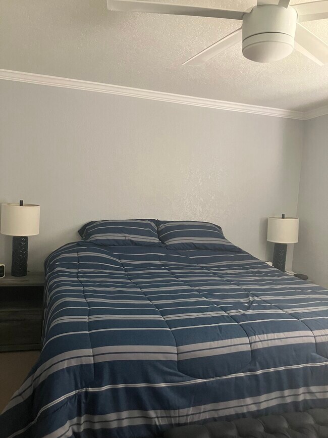 Building Photo - 1800 Club House Dr