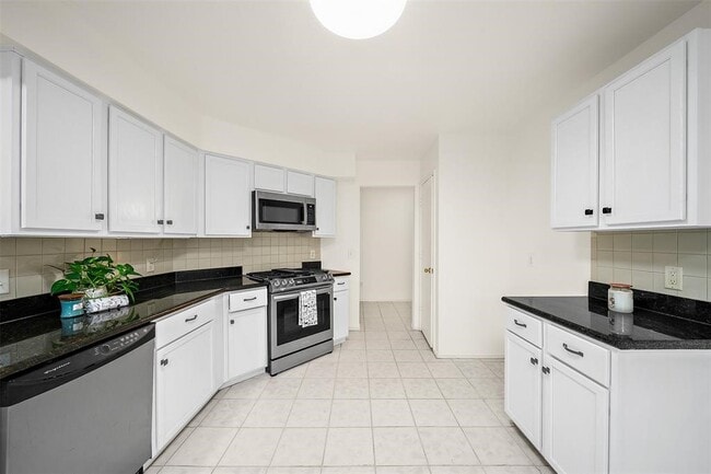 Building Photo - 8010 Golf Green Cir