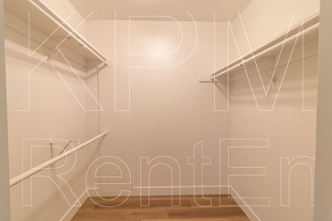 Building Photo - 443 E Robinhood Dr